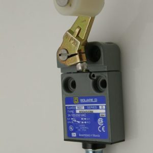 30036932 - SWITCH LIMIT ROTARY ROLLER LEVER SPDT MICRO QD 48IN-OZ W/ 1.5IN LONG LEVER  and  1IN WIDE ROLLER LANTECH SPECIFIC PIN-OUT (-40 TO 221 DEG F) IP67